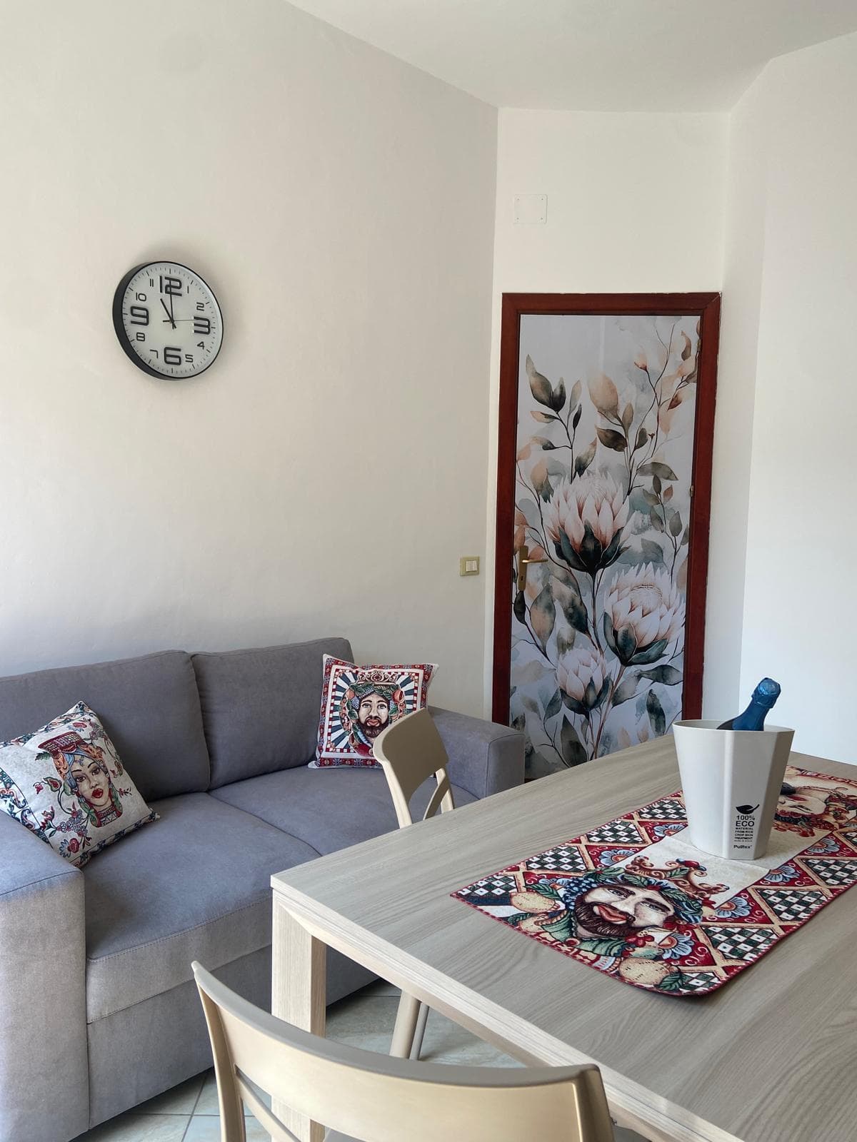 Del Moro apartment: open kitchen and living space in Castellammare del Golfo